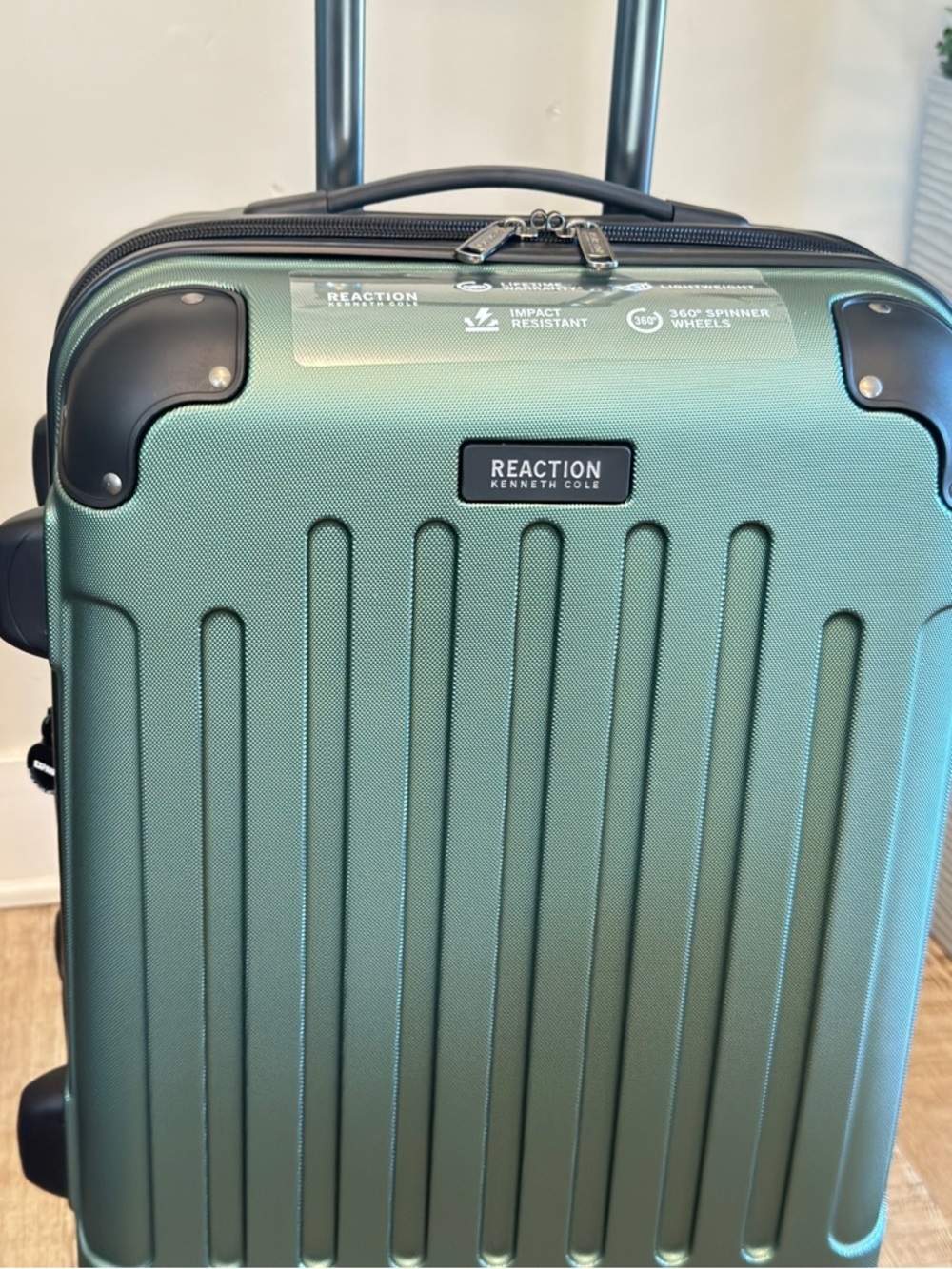 Kenneth Cole REACTION Renegade Luggage Exp. Spinner Hardside Suitcase carry on - Picture 10 of 16